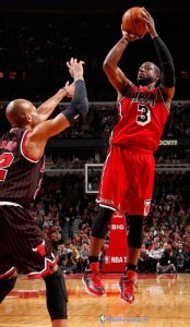 Maillot NBA Pas Cher Miami Heat Dwyane Wade 3 Retro Rouge